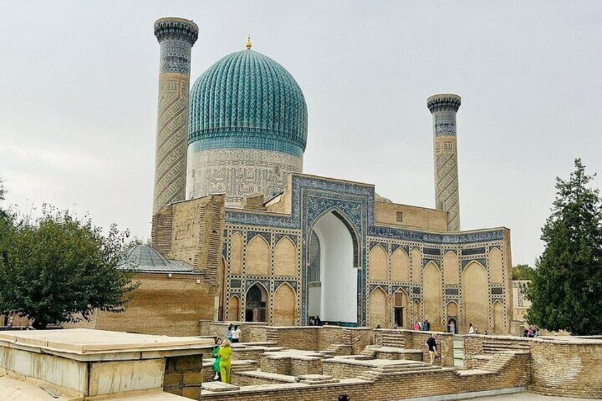 Una gran mezquita con una cúpula destacada y dos altos minaretes. 2