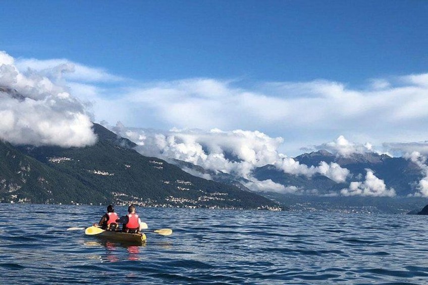 Una kayak en aguas tranquilas con montañas al fondo. 5