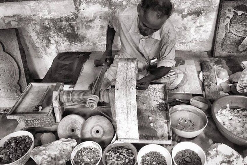 Discover the art of gem polishing and gain insights into Sri Lanka's vibrant gem and jewellery industry. 2