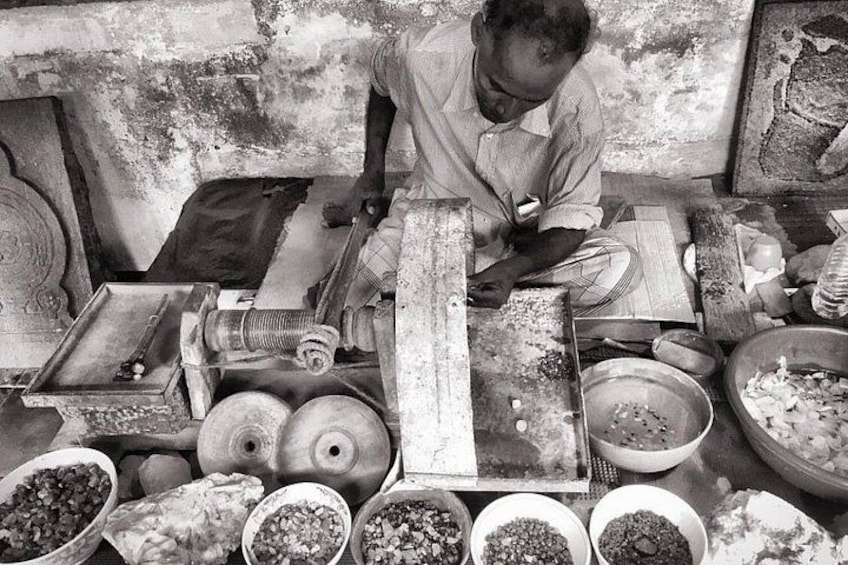 Discover the art of gem polishing and gain insights into Sri Lanka's vibrant gem and jewellery industry. 2