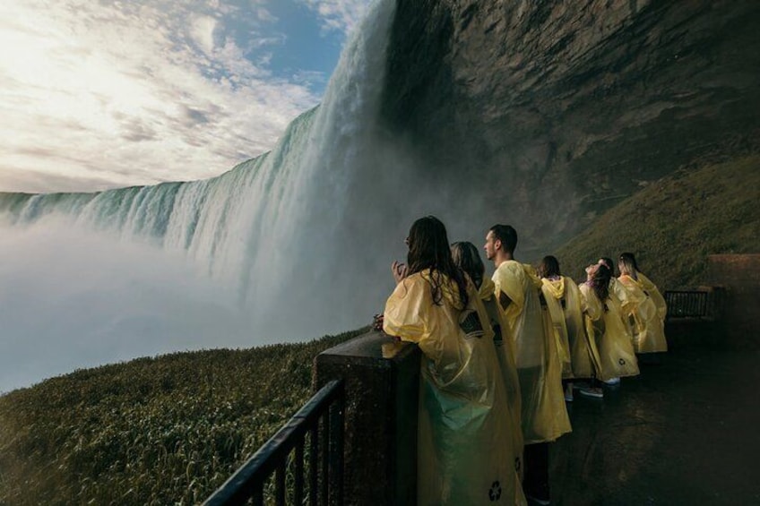 Un grupo de personas observando una cascada. 5