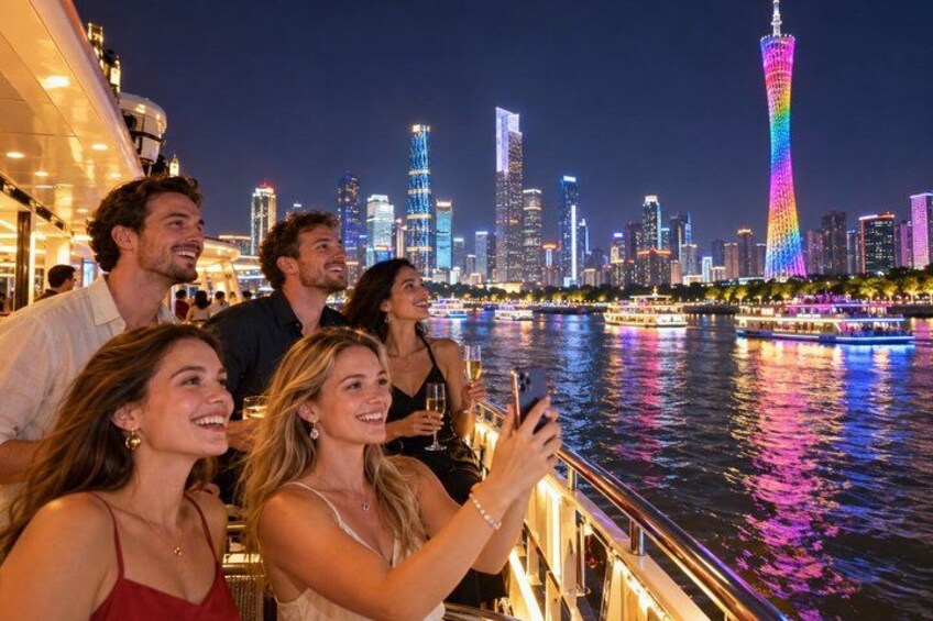 Un grupo de personas en un barco, un horizonte urbano con una torre destacada y una masa de agua que refleja luces. 2