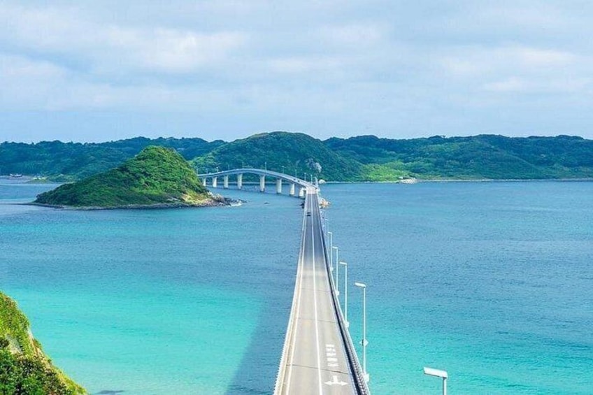 The Jiaodao Bridge is open to motor vehicles free of charge. The 1,780-meter-long bridge spans the azure sea. The spectacular bridge and the blue tones of the sea create a harmonious harmony that is e 3
