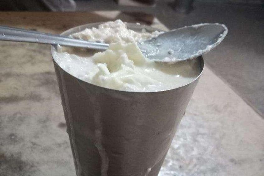 Un cono gelato con un cucchiaio. 5