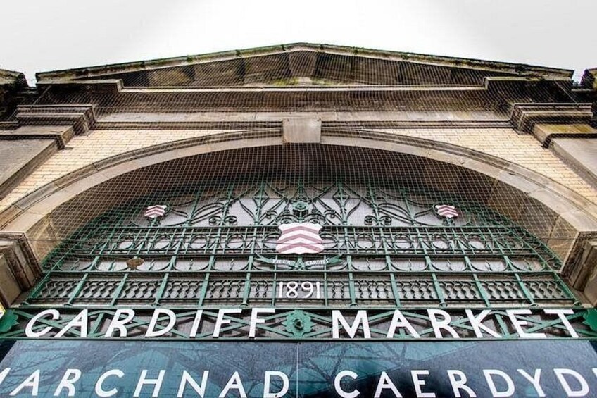 De ingang van Cardiff Market met een bord waarop 'CARDIFF MARKET' en '1891' staat, het jaar van de oprichting. 3