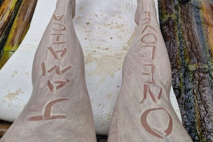 Un objeto de madera tallada con inscripciones. 3