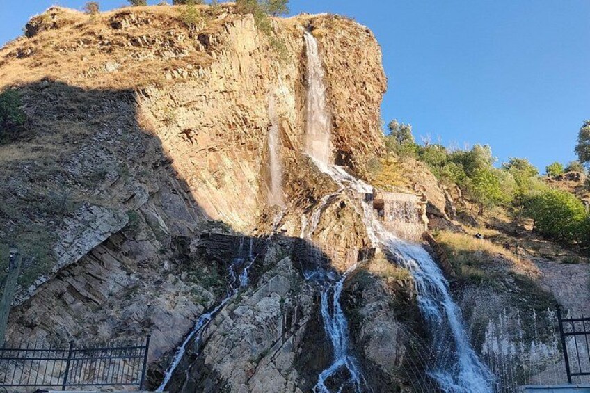 Una cascada fluye por un risco rocoso. 2