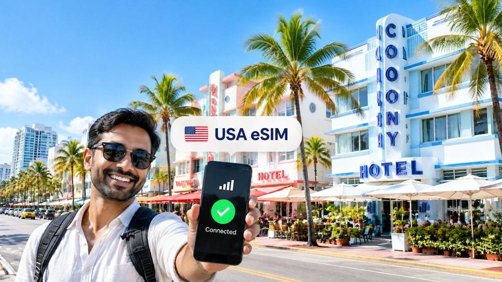 Una persona sosteniendo un teléfono inteligente con un letrero de eSIM para Estados Unidos al fondo. 1