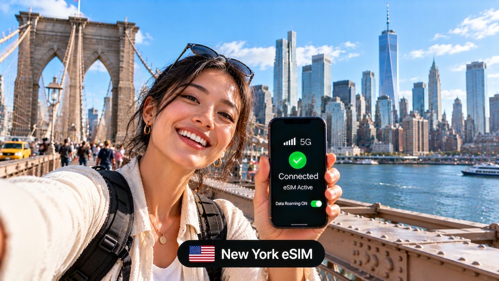 Une personne tenant un smartphone affichant une connexion 5G et l’activation d’une carte eSIM, se tenant sur un pont avec une vue sur les gratte-ciel de la ville en arrière-plan. 3