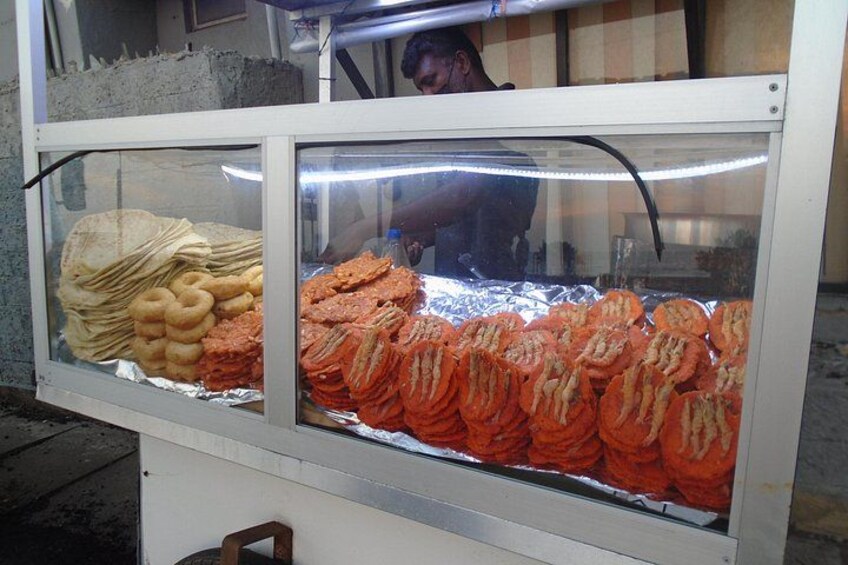 Una vetrina con diversi snack. 3