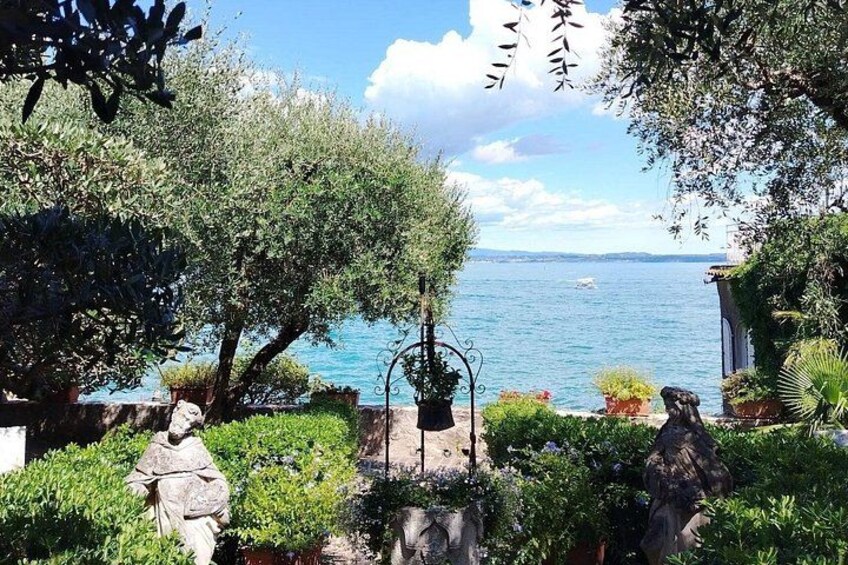 Un jardin agrémenté d’une statue, d’une fontaine et offrant une vue sur la mer. 5