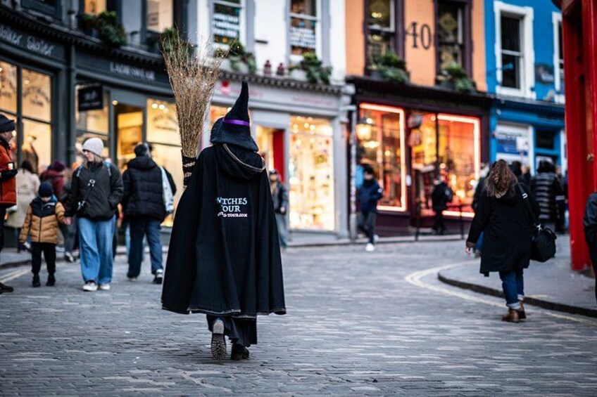 Edinburgh: Witches & Haunted History Walking Tour 2