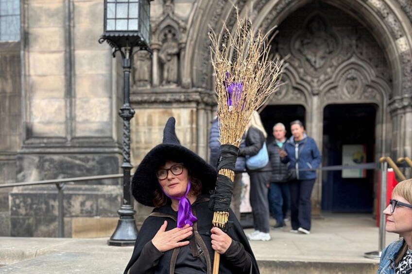 Edinburgh: Witches & Haunted History Walking Tour 2