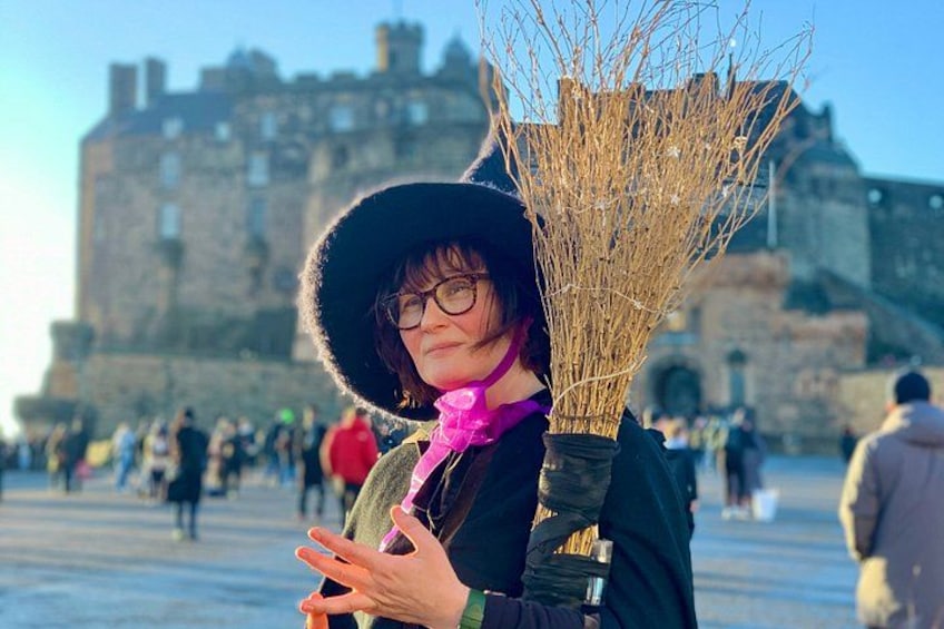 Edinburgh: Witches & Haunted History Walking Tour 1