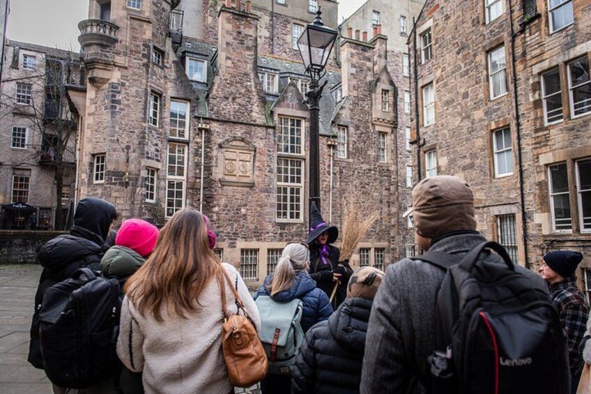 Edinburgh: Witches & Haunted History Walking Tour 2