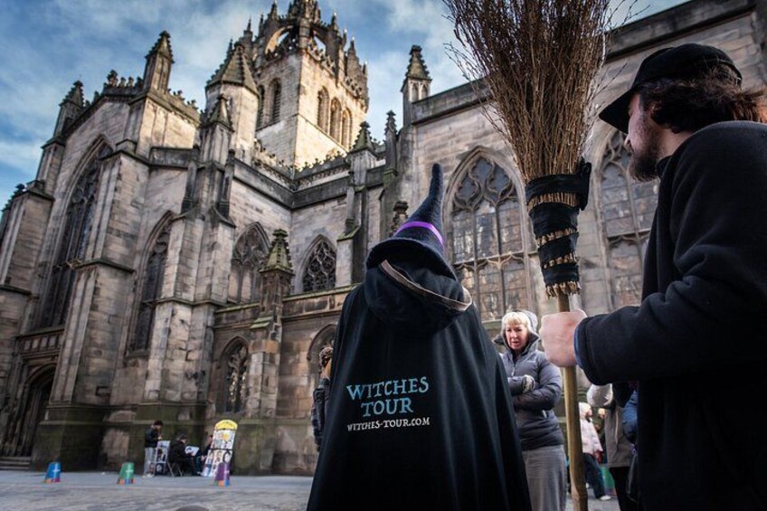 Edinburgh: Witches & Haunted History Walking Tour 2