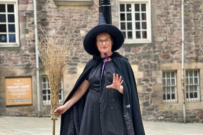 Edinburgh: Witches & Haunted History Walking Tour 4