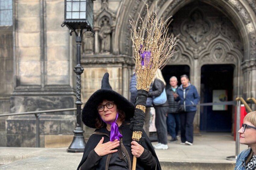Edinburgh: Witches & Haunted History Walking Tour 4