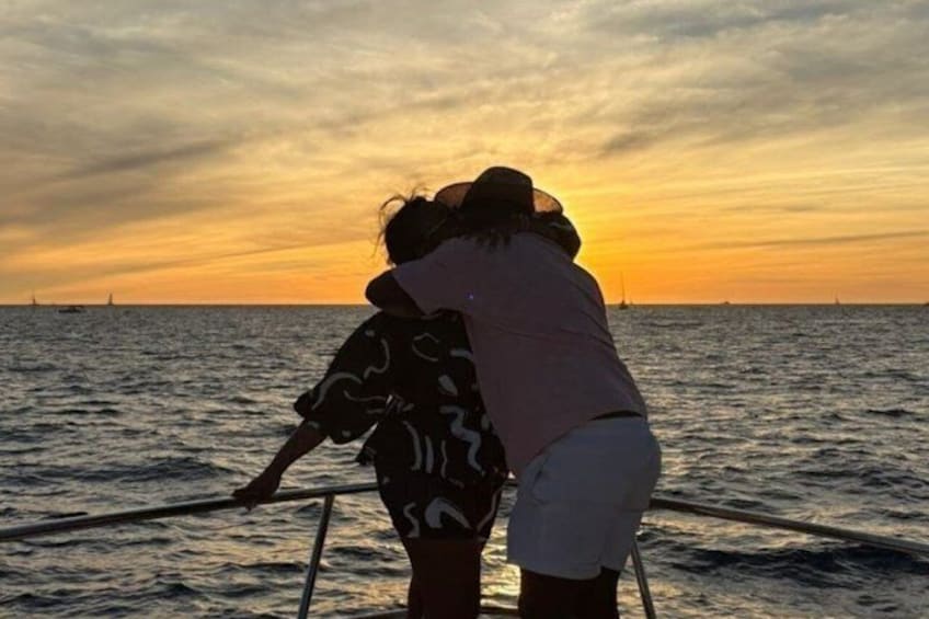 Cabo Private Sunset Yacht Tour: Dinner, Drinks and Arch Views 3