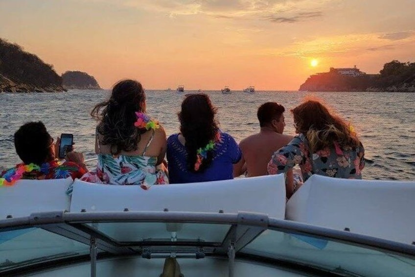 Private Cabo Sunset Yacht Tour: Dinner, Drinks & Arch 2