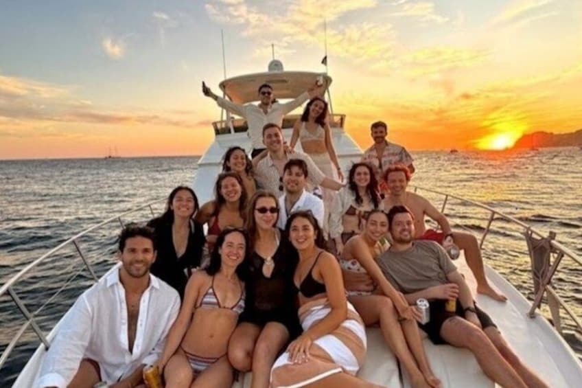 Cabo Private Sunset Yacht Tour: Dinner, Drinks and Arch Views 5