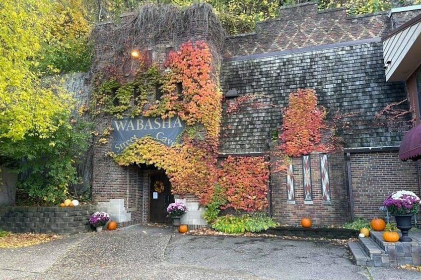 Un edificio con un cartello che indica 'WABASHA Street Cafe' e pareti coperte d'edera. 3