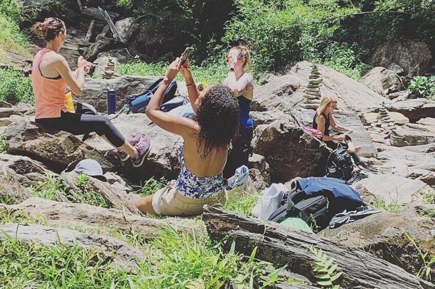 Des personnes assises sur des rochers, dans un cadre naturel. 4