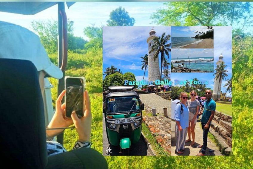 Iemand maakt een foto, een tuk-tuk en een groep mensen in de buurt van een strand met palmbomen. 1