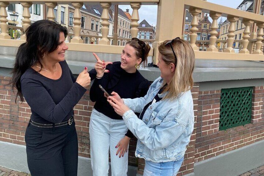 Trois personnes se tiennent à l’extérieur, et l’une d’entre elles tient un téléphone intelligent. 1