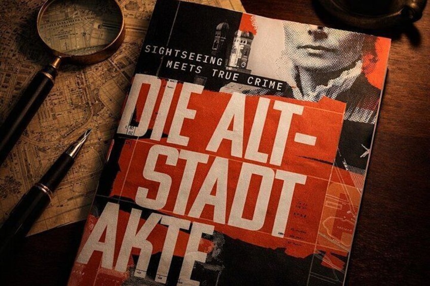 Un libro titulado 'Die Alt-Stadt Akte' con una lupa y un bolígrafo sobre un mapa. 2