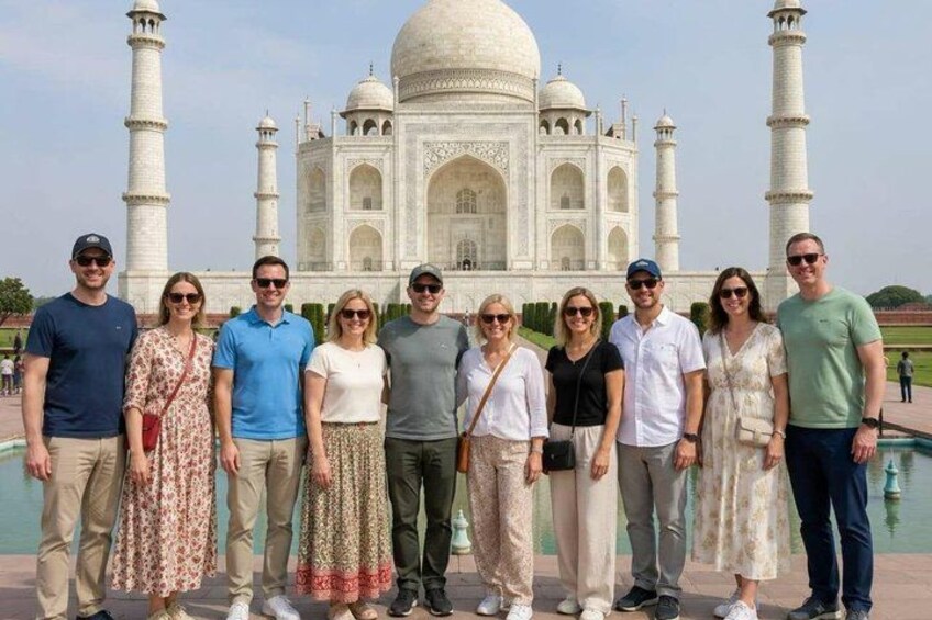 Eine Gruppe von Menschen steht vor dem Taj Mahal. 3