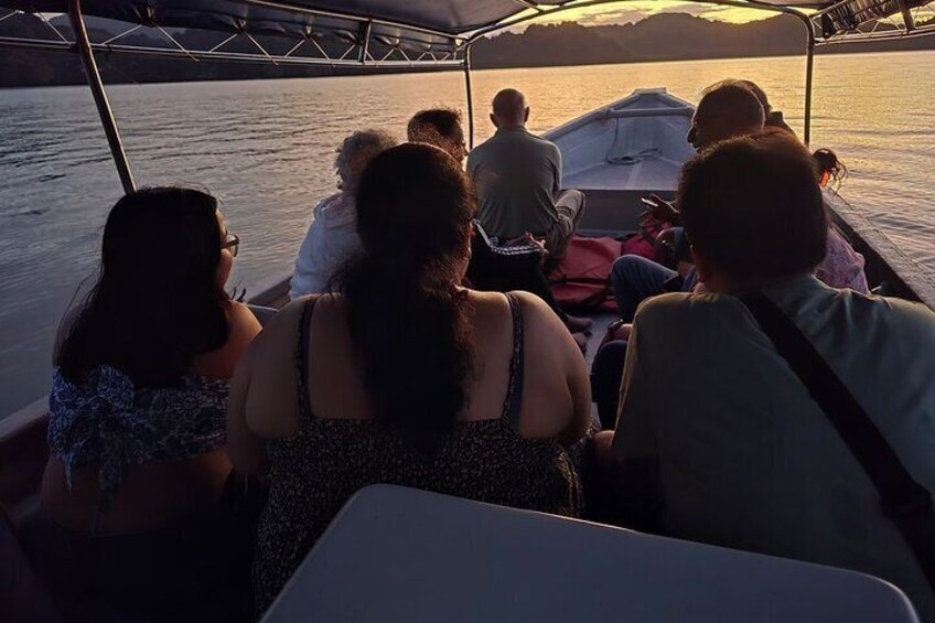 Mensen op een boot tijdens de zonsondergang. 4