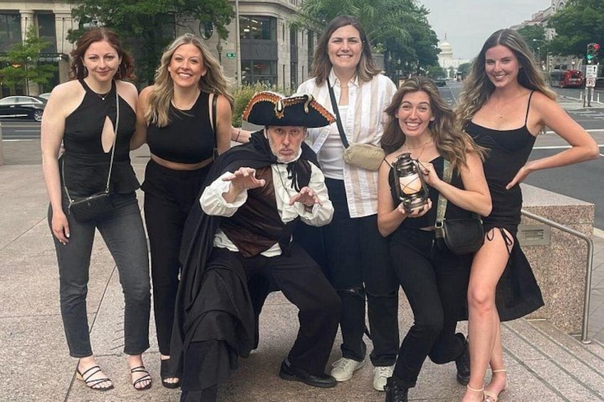 En gruppe mennesker poserer til et billede på en gade i byen. 2