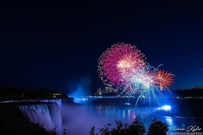 All-inclusive Niagara Evening Light Show & Boat Ride Tour 3
