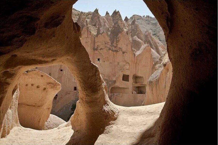 Eine Höhle mit Felsformationen und kleinen Öffnungen. 4