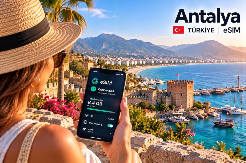 Iemand houdt een smartphone vast waarop eSIM-connectiviteit wordt weergegeven in Antalya, Turkije. 1