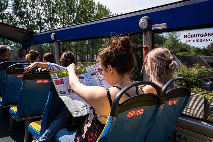 Guest reading the sightseeing map on the bus 2