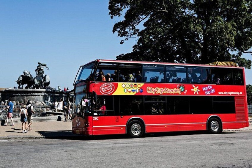 Sightseeing bus in front of the Gefion Fountain 3
