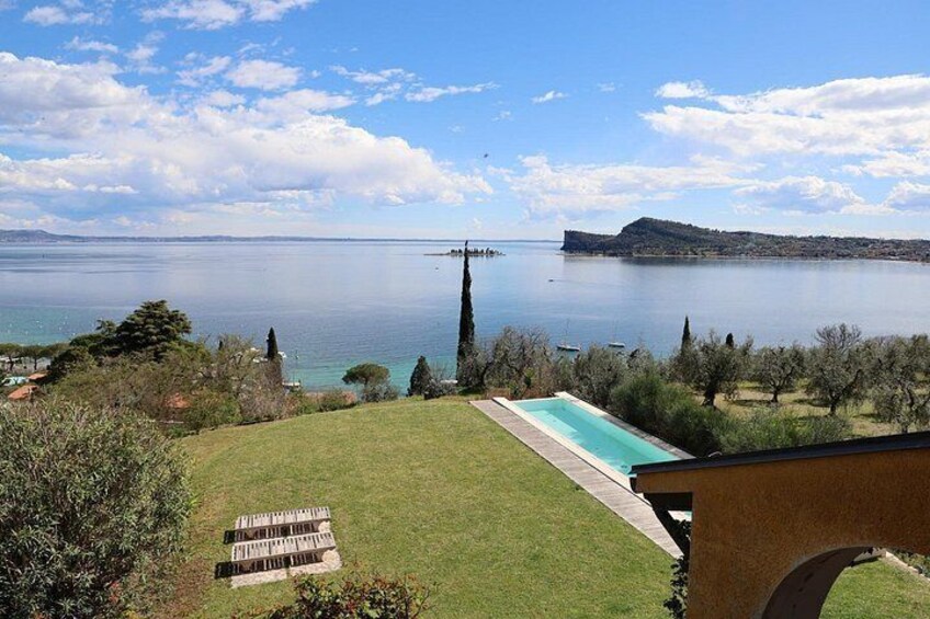 Un lago con cielo despejado, una piscina y una zona verde con árboles. 2