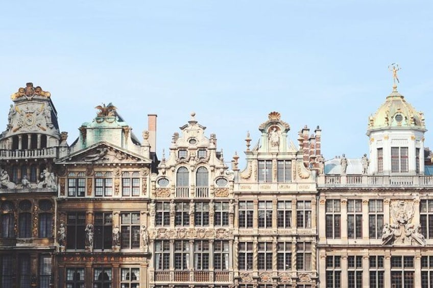 Una hilera de edificios europeos ornamentados con fachadas intrincadas y detalles arquitectónicos clásicos. 3