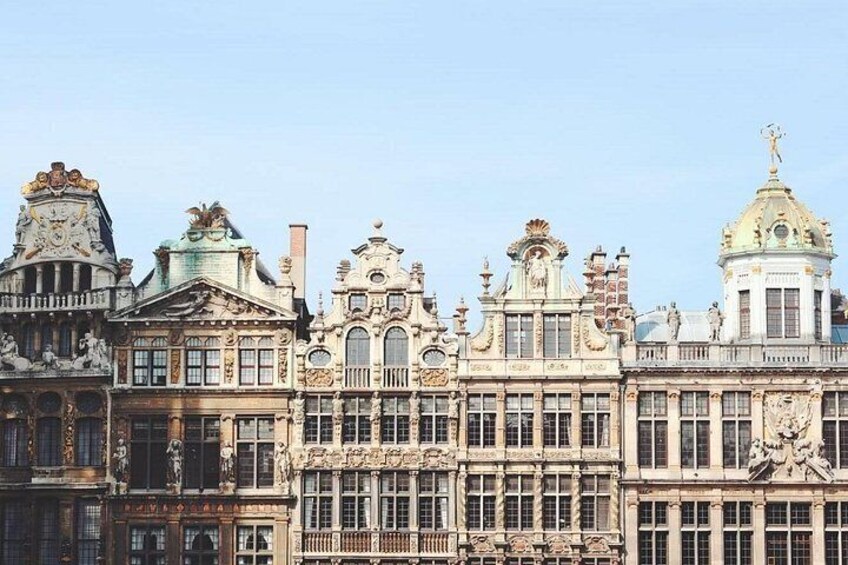 Una hilera de edificios europeos ornamentados con fachadas intrincadas y arquitectura clásica. 5
