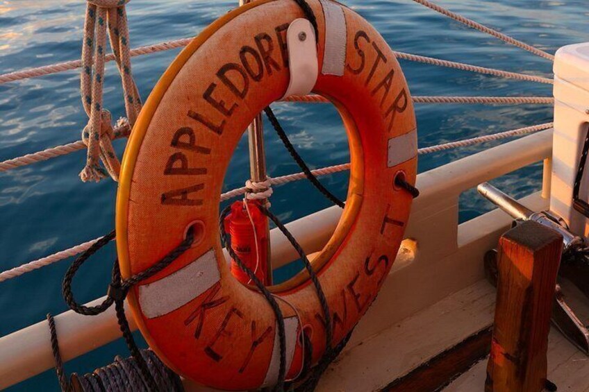 Une bouée de sauvetage portant l’inscription « APPLEDOOR STAR » sur le pont d’un bateau. 2