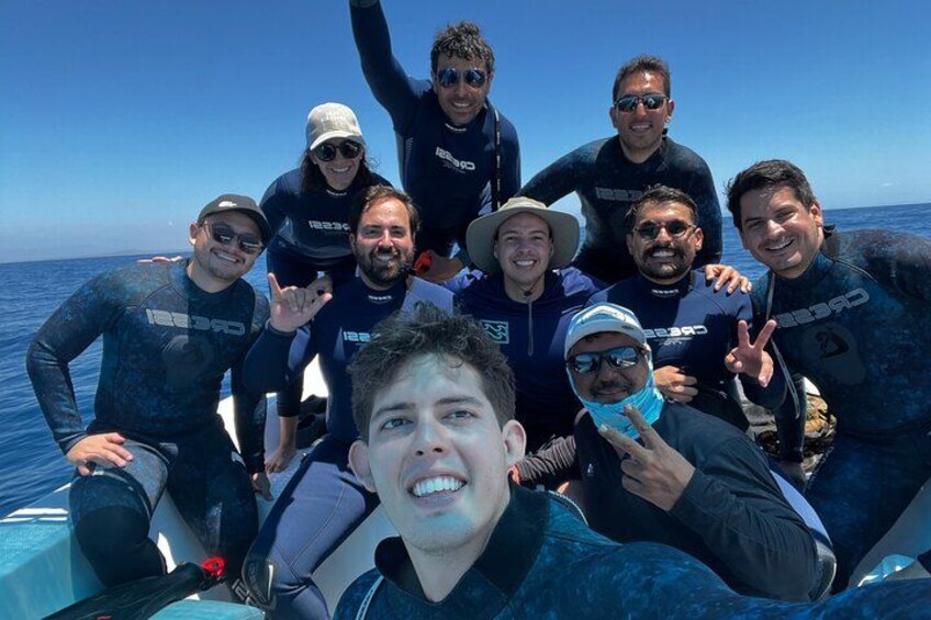 Un grupo de personas en un barco en el océano. 3