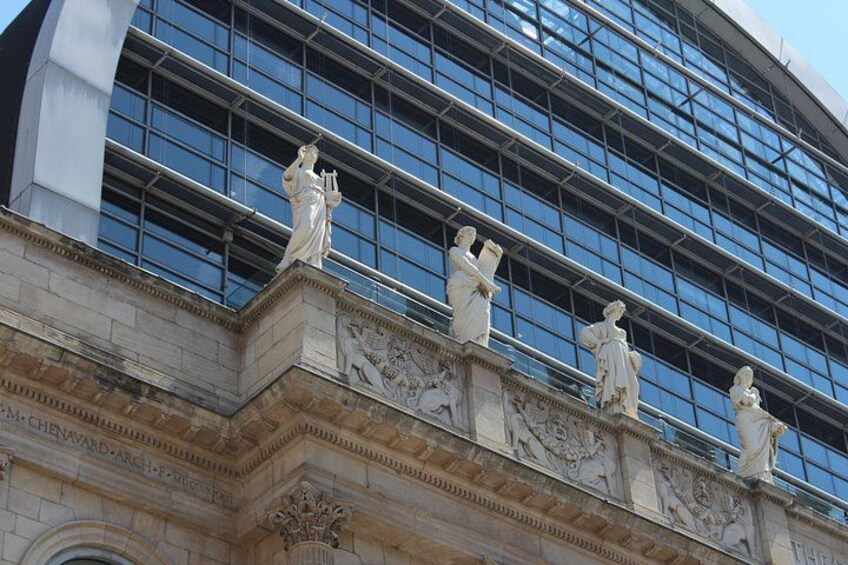 Eine Gebäudefassade mit klassischen Statuen und aufwendigenSchnitzereien. 1