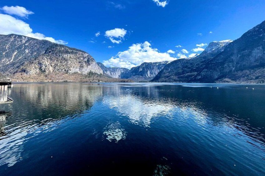 Un lac paisible, avec des montagnes en arrière-plan et une structure en bois sur la gauche. 1
