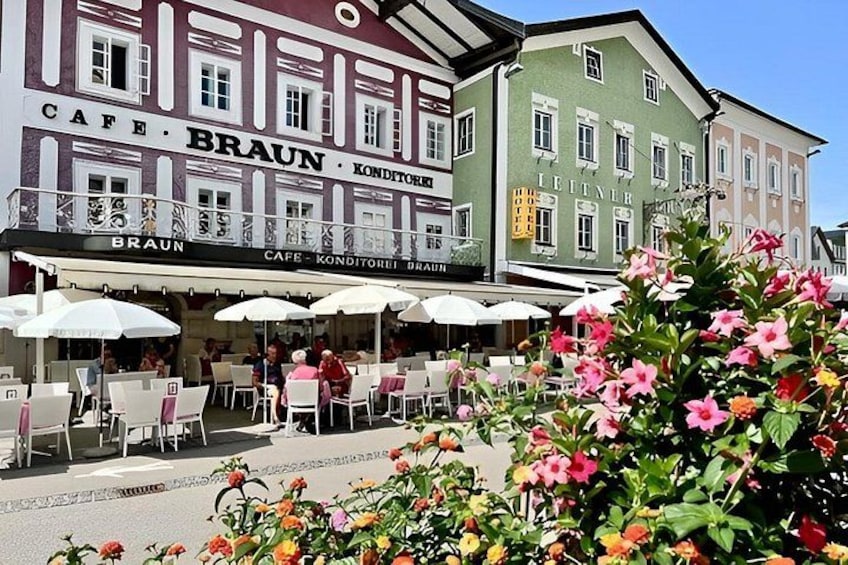 Un café appelé « Café Braun », doté d’une terrasse et agrémenté de compositions florales. 3