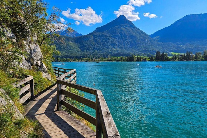 Une jetée en bois qui mène à un lac turquoise, entouré de montagnes. 5