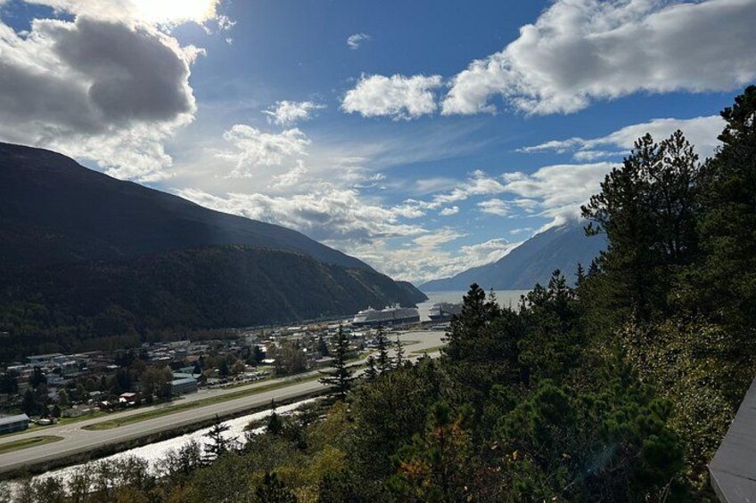 Un paysage montagneux avec une rivière, une ville et une étendue d’eau. 2