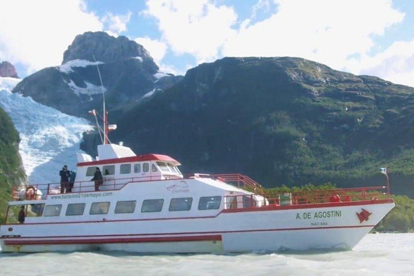 Een schip genaamd 'A. de Agostini' op een gletsjer. 1
