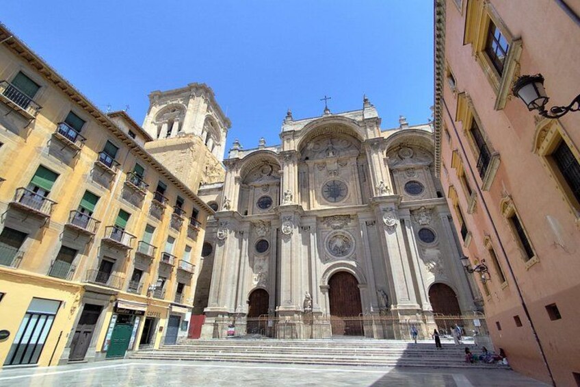Una chiesa storica con architettura decorata, un campanile e una scalinata che conduce all'ingresso. 1